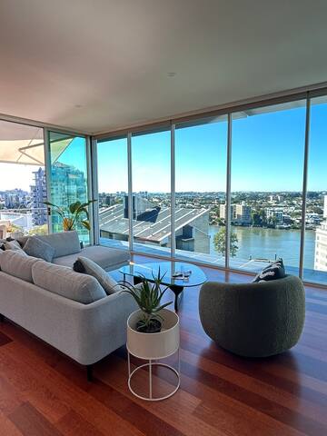Luxurious Penthouse River Views gallery image 5