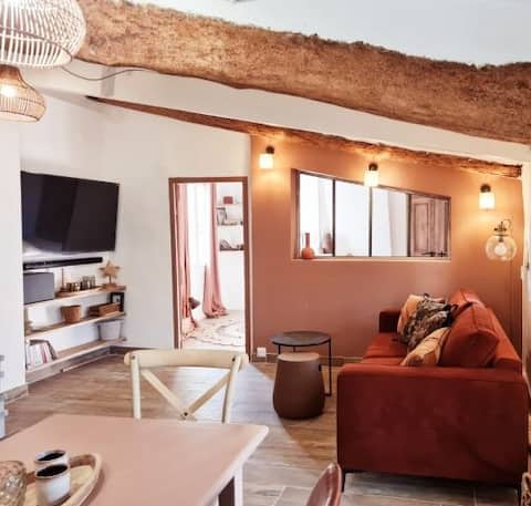 Top Airbnb: Apartment with terrace in the city center in L'isle Sur La Sorgue
