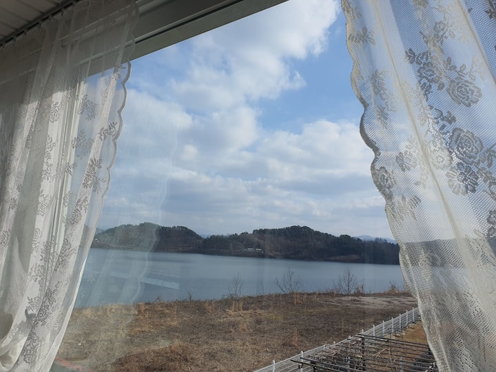 Pogled na jezero s unutarnje terase ispred spavaće sobe