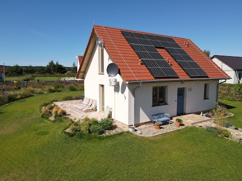 Rustic house with sauna & hot tub near the sea