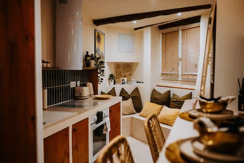 Popular Airbnb listing: In the Heart of Old Hyères - Jacuzzi & Cinema in Hyères