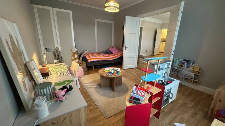 Chumba cha watoto/chumba cha kulala cha 3 kinaweza kufikiwa kupitia chumba kikubwa cha kulala