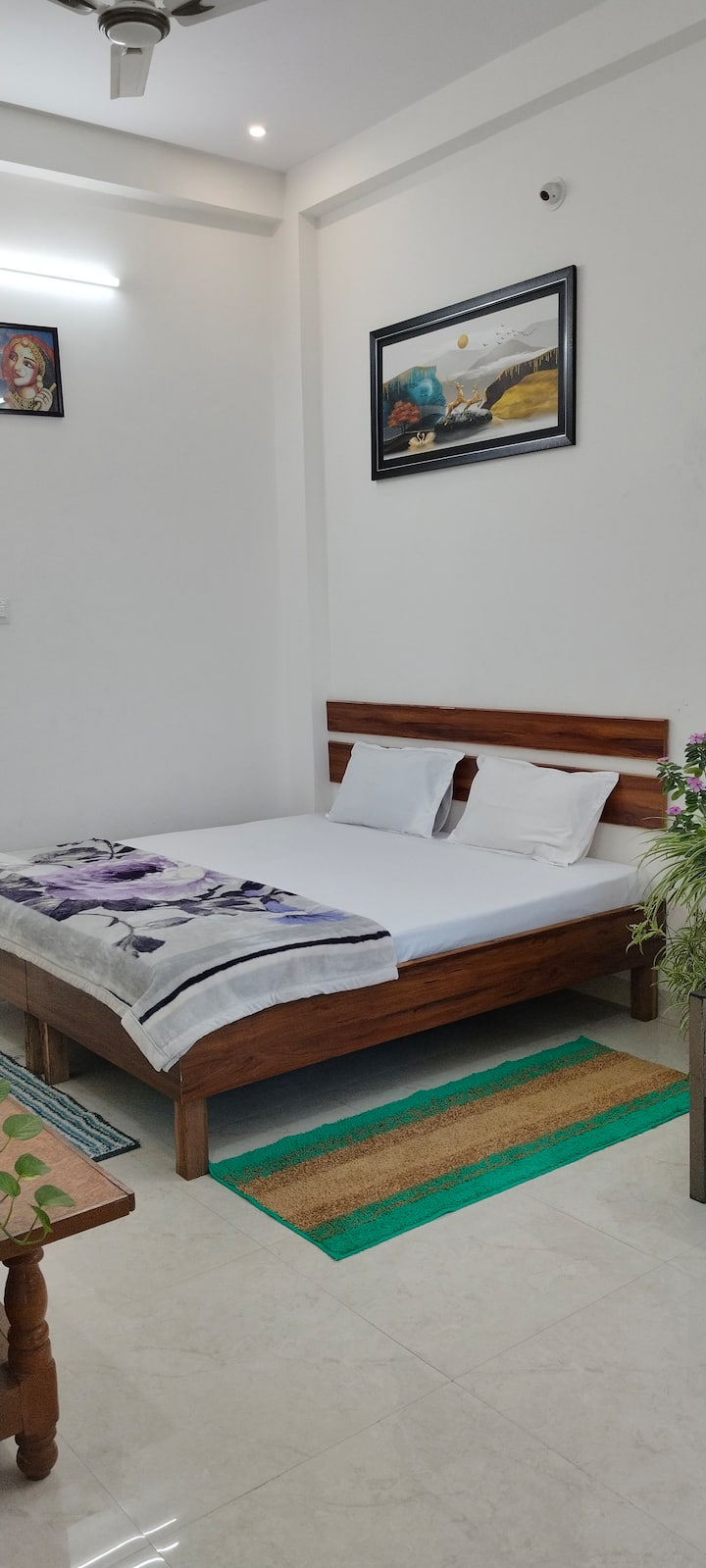 una cama tamaño king y,  una cama individual, colchón en el suelo, aire acondicionado, ventiladores de techo, almohadas y mantas adicionales 