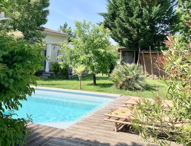 Large air-cond. villa with lodge, pool and jacuzzi