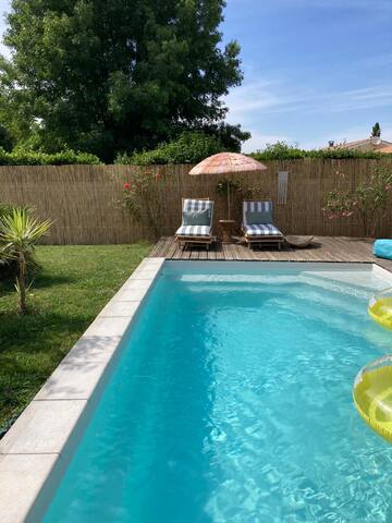 Large air-cond. villa with lodge, pool and jacuzzi gallery image 3