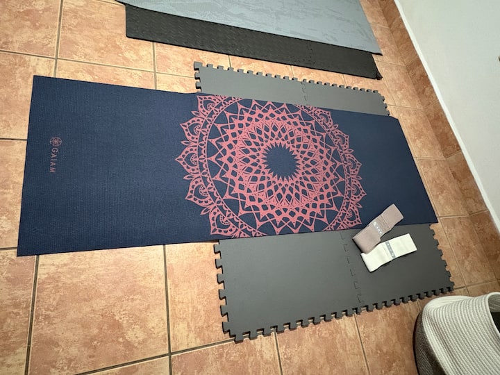 იოგას/ვარჯიშის ოთახი ჭერის ვენტილატორითა და დარბაზის იატაკის ვენტილატორით. იოგას ხალიჩები, დიდი ბურთი ვარჯიშისთვის, გამძლეობისთვის განკუთვნილი ლენტები. ვარჯიშის დასაფენი, ეთერზეთები ჰაერის გასაუმჯობესებლად, ბატარეის სანთლები, ბინდის ჩამოსაჯდომი ფარდა, პირსახოცები.  