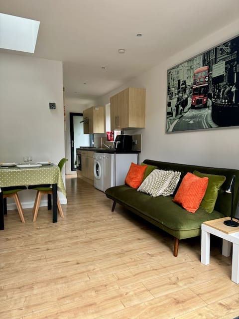 Flat Beaconsfield Bucks UK
patio & free parking