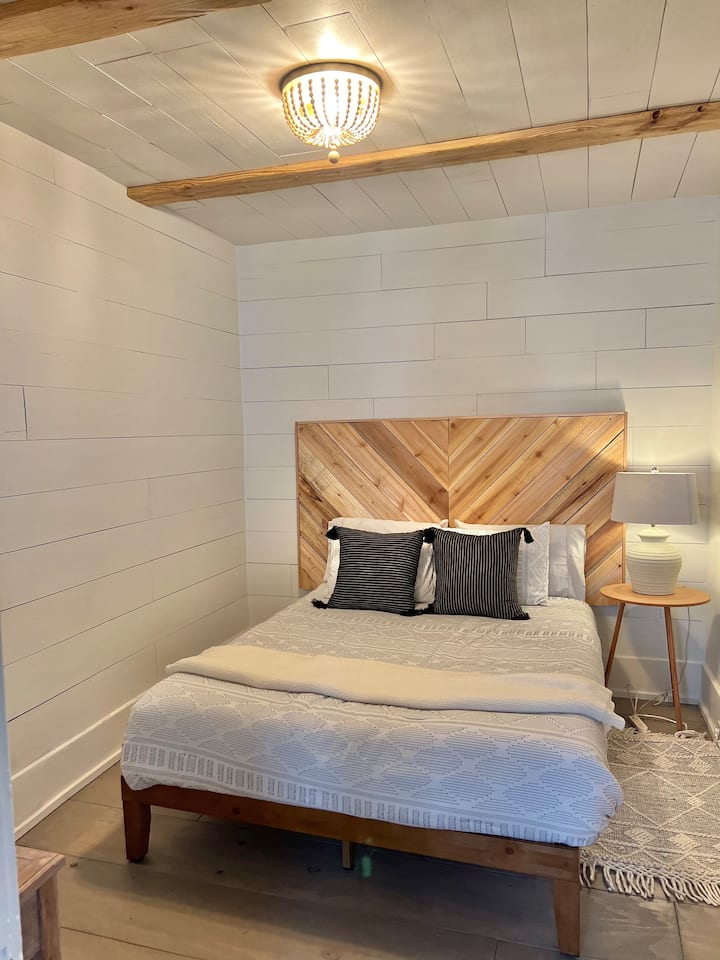 comfortabel traagschuim queensize bed met cederhouten hoofdeinde