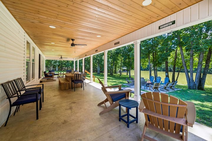 Urban Rustic Lakeside Retreat with Dock  Sleeps 20
