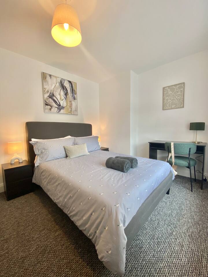 Оттеглете се с олицетворение на лукса и комфорта в нашата плюшена и стилна спалня