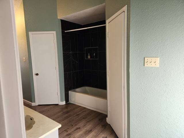 KINGbed,10minstckyards,free wif gallery image 2