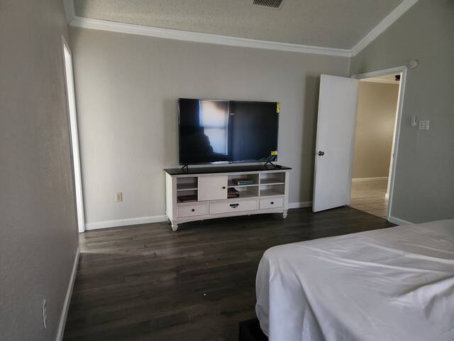 KINGbed,10minstckyards,free wif gallery image 4