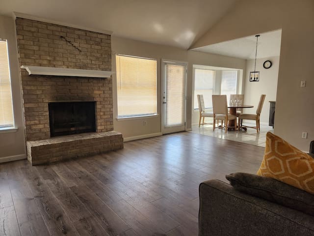 KINGbed,10minstckyards,free wif