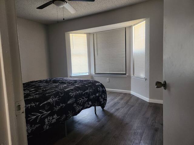 KINGbed,10minstckyards,free wif gallery image 5