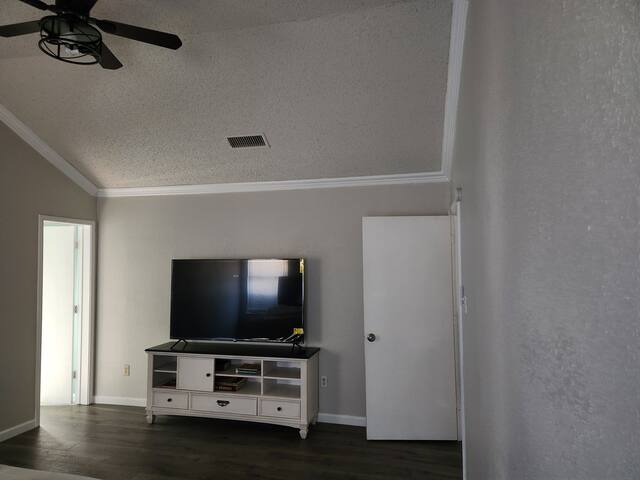 KINGbed,10minstckyards,free wif gallery image 3