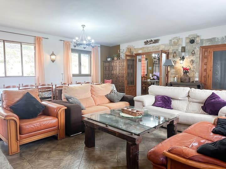 Salón con sofás amplios y mesa de centro: acogedor punto de encuentro de la casa.