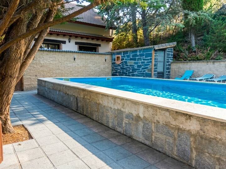 Piscina elevada con solárium y vistas: gran zona exterior para disfrutar del sol.
