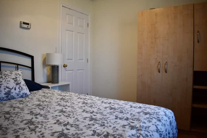 غرفة نوم في الطابق الرئيسي مع خزانة ملابس كبيرة. 