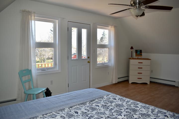 غرفة نوم رئيسية كبيرة. يمكنك الخروج من الشرفة مع الكثير من أشعة الشمس. خزانة كبيرة. 