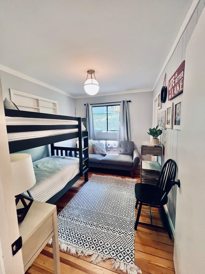 Ორსართულიანი ოთახი. ამ ოთახში არის ორადგილიანი ორსართულიანი საწოლები და ტახტი დამატებითი დასაჯდომი ან საძილე პირობებისთვის. 