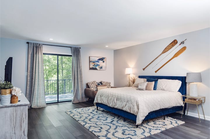 Მთავარი საძინებელი. ამ ოთახში არის დიდი ზომის საწოლი, დასაჯდომი სივრცე, სამუშაო მაგიდა და სმარტ-ტელევიზორი. Ასევე, შედის მთავარი საძინებლის ტერასაზე, საიდანაც ტბის განსაცვიფრებელი ხედები იშლება.