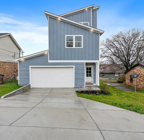 Broadway Getaway! 5 miles to Downtown Nashville! gallery image 2