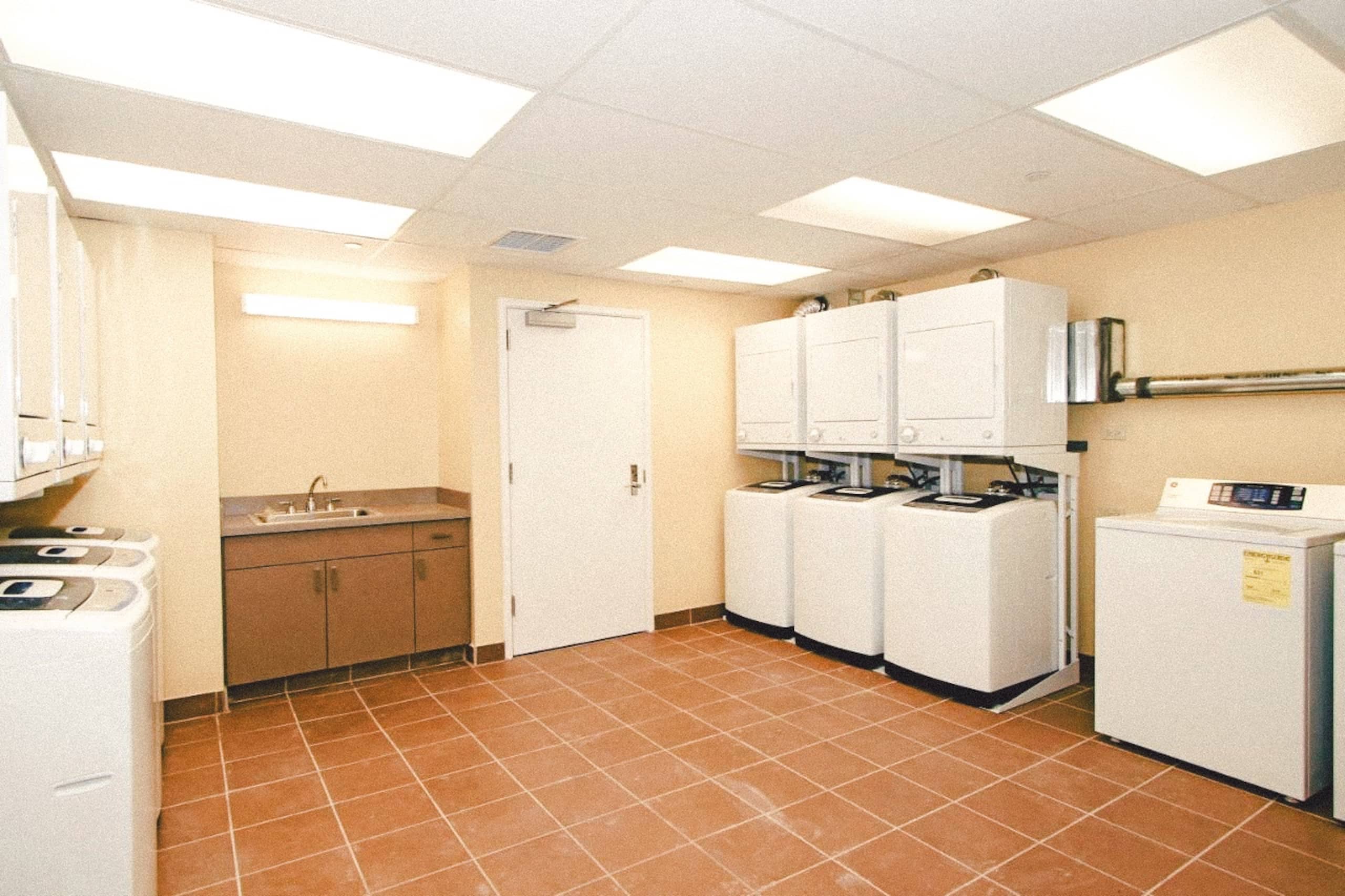 Resort in Honolulu · ★4.95 · Studio · 3 beds · 1 private bath - Image 2