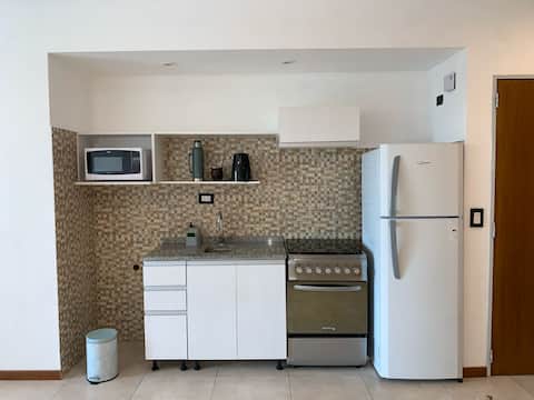 Anuncio de Airbnb popular: Bright studio en Flores