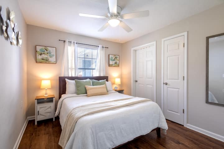 ห้องพักอบอุ่นพร้อมเตียงควีนไซส์และอ่างอาบน้ำส่วนตัวสถานที่พักผ่อนที่สมบูรณ์แบบของคุณ