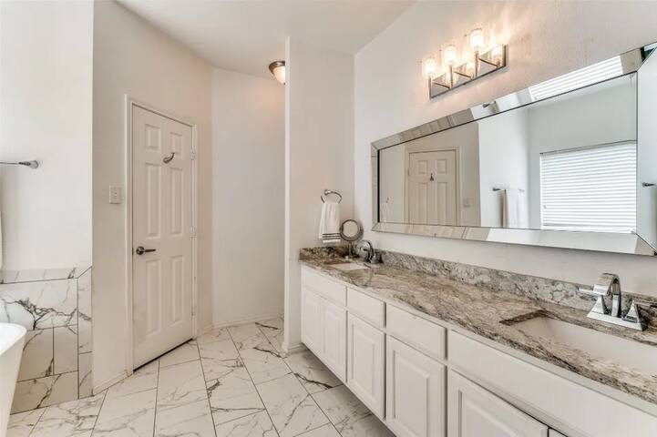 Stunning Luxury Home by AT&T Stadium gallery image 4