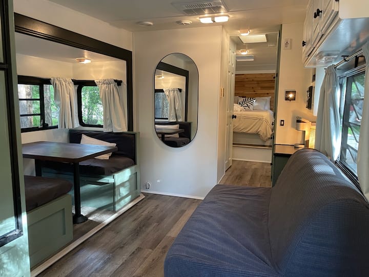 Glamping Camper In The Woods - サンシャイン・コースト・リージョナル・ディストリクト