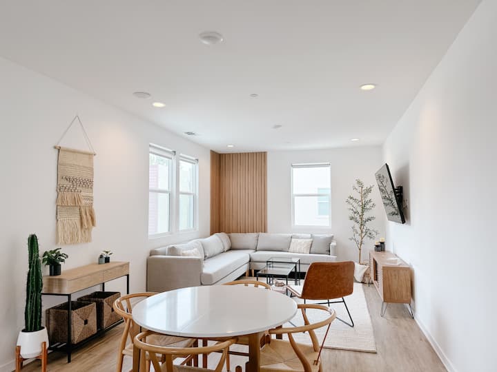 Central, Urban Townhouse W/ Private Roof Deck - Garden Grove, CA