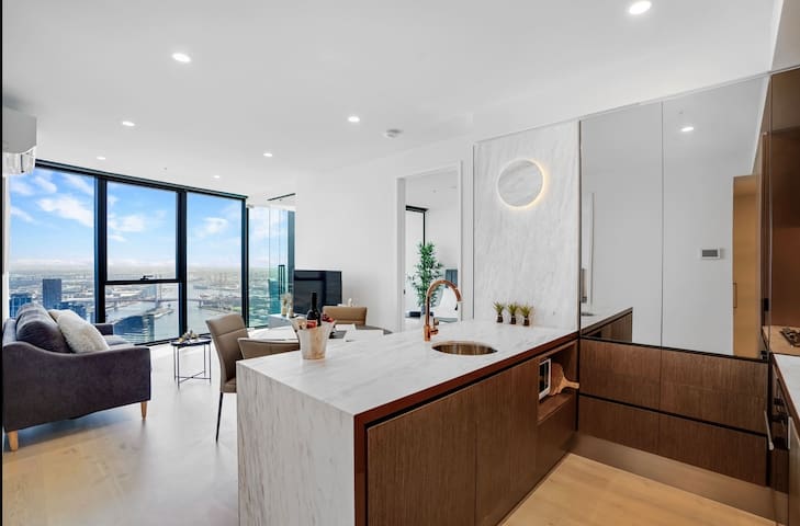 Skyhigh 2B2B Apt with amazing sea views in CBD