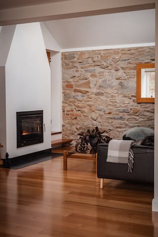 Laneway 98 – Designer Luxe Cottage on City Fringe