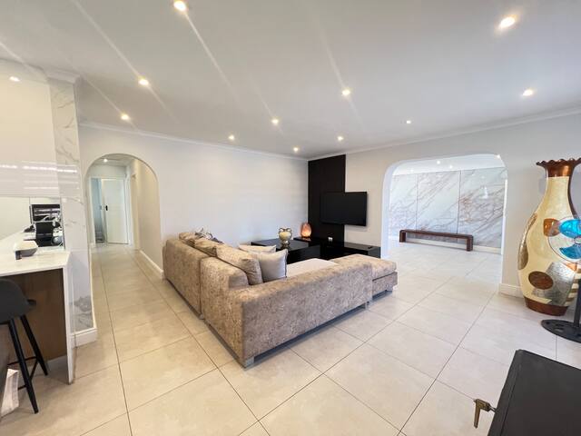 Luxury 14 sleeper Villa Lamsyh / 1000m2 Garden. gallery image 2