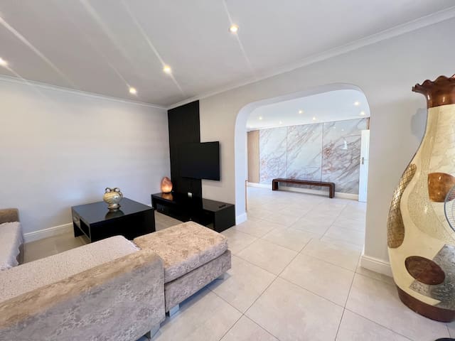 Luxury 14 sleeper Villa Lamsyh / 1000m2 Garden.