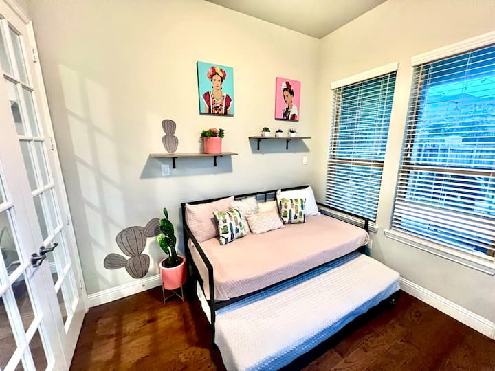 带有轮活动床的沙发床 