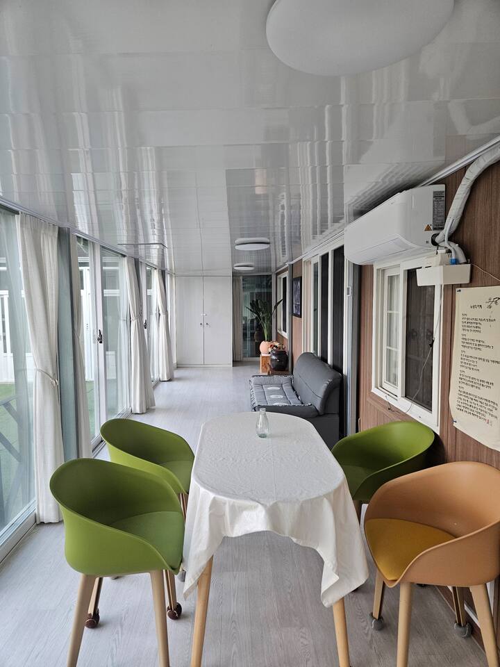 Je to obývacia izba a vonkajší priestor na podlahe. V lete sa používa ako spálňa pre niekoľko ľudí.