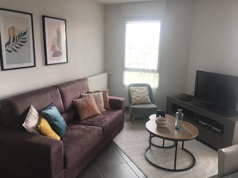 Top Airbnb: 3-bedroom apartment, Bright with Balcony, Parking, Busway in Nantes Sud