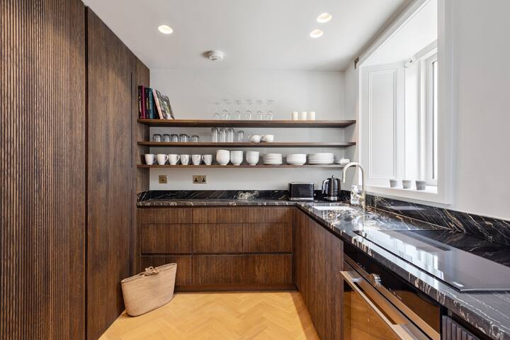 Elegant Period waterside home gallery image 5