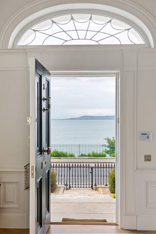 Elegant Period waterside home gallery image 4