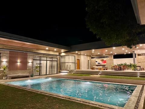 Bale Miguel: Luxurious Modern Tropical Villa