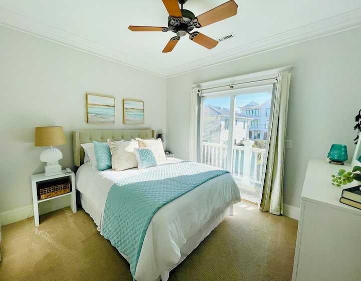 带阳台的二楼卧室