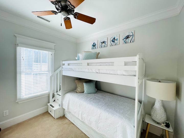 带拉出式轮子的双层床