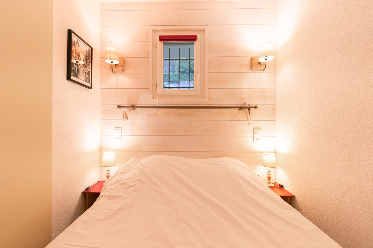 غرفة نوم نظيفة بسرير مزدوج وإضاءة ناعمة وتخزين عملي. أجواء هادئة ومريحة.