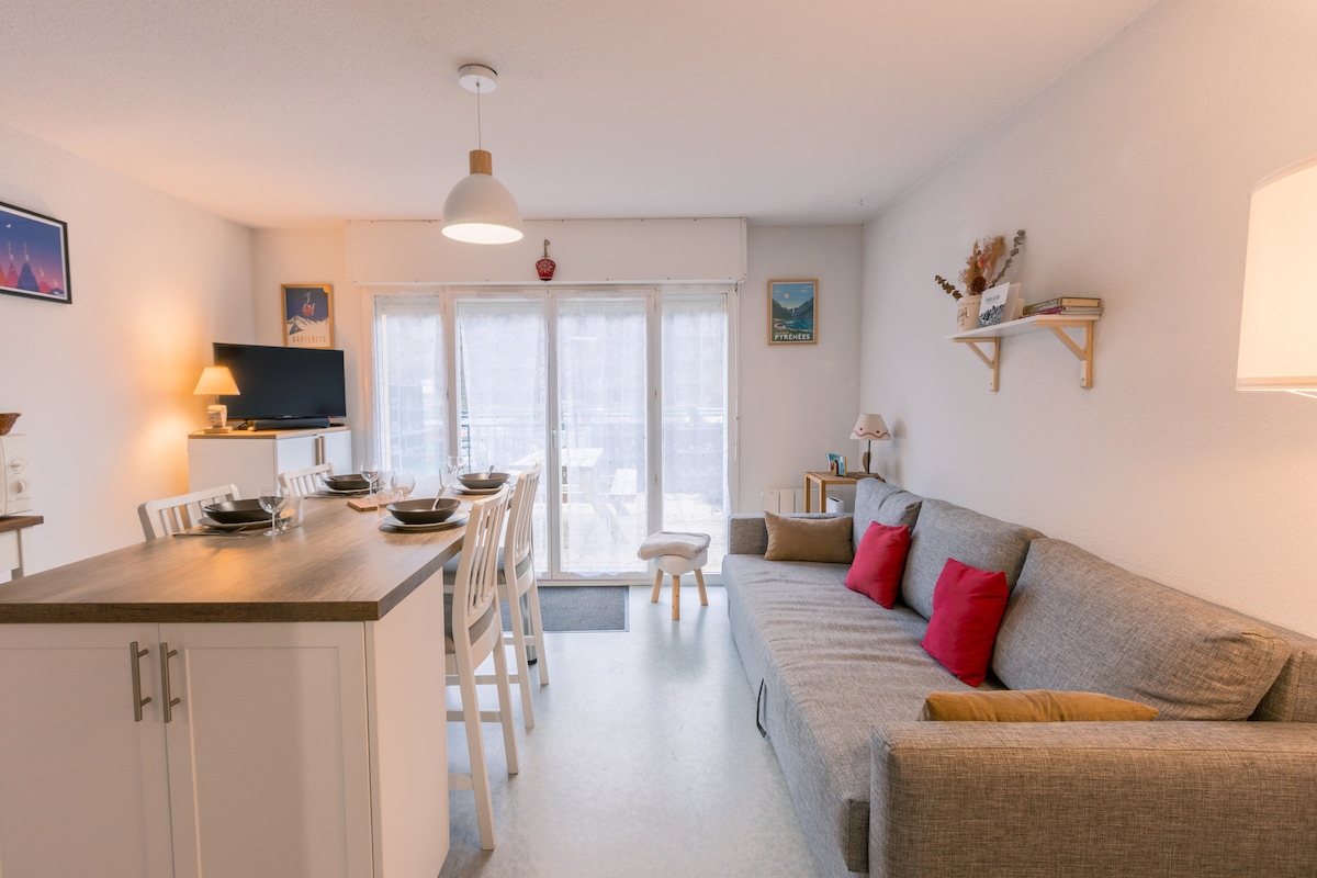 منطقة جلوس مع سرير أريكة يطل على التراس ومساحة المعيشة.