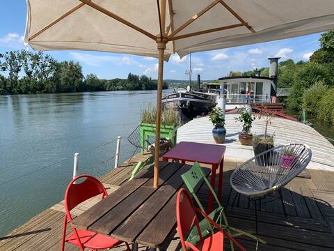Pretty barge in Conflans-Sainte-Honorine