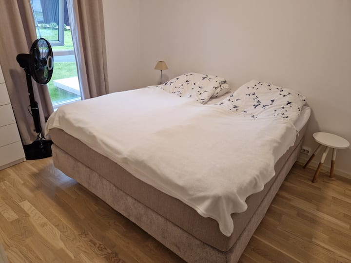 سرير مزدوج جديد تمامًا (بحجم كينج) من جنسن. تسمى الاحتفال ويتم إنتاجها في النرويج. هذا أعلى من المتوسط ومكلف وأفضل بشكل ملحوظ من معظم الأسرّة الفندقية. تعال وحاول!