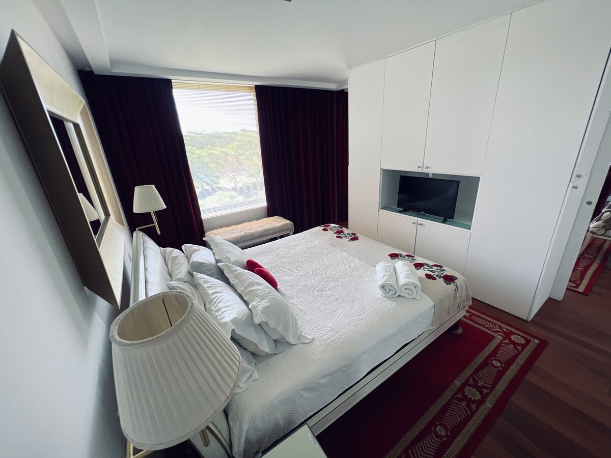 الراحة والأناقة والاسترخاء - كل ما تبحث عنه في هذه الغرفة الأنيقة.