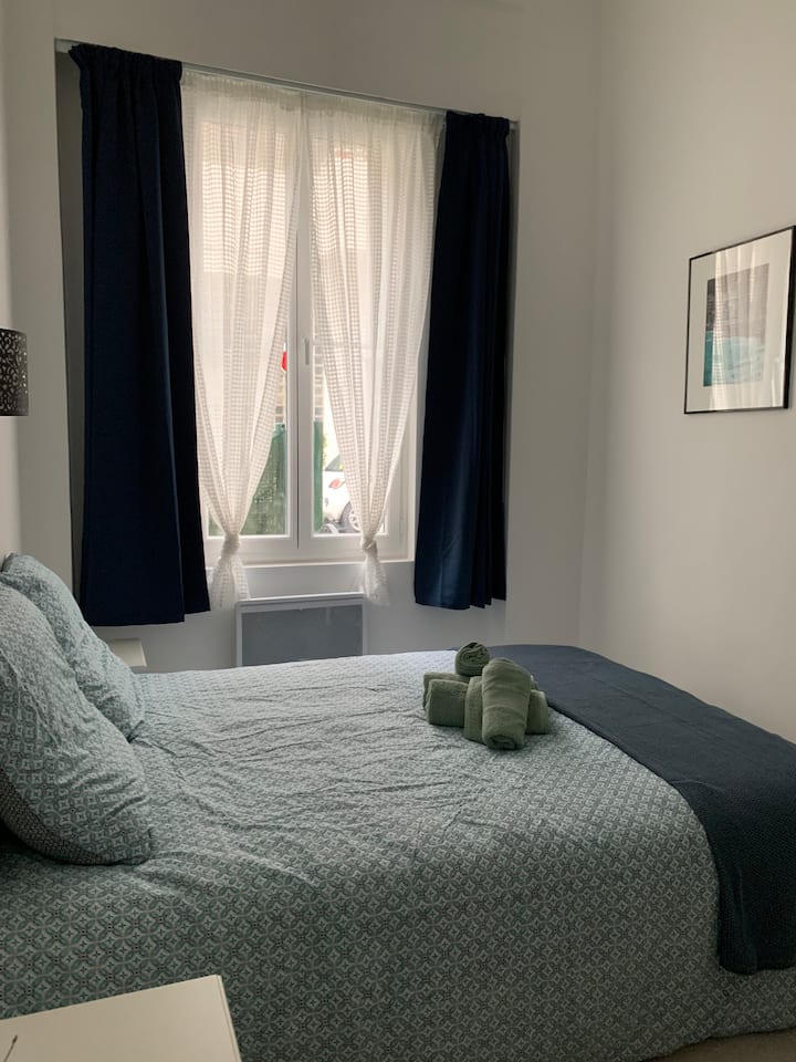 Chumba cha kulala chenye kitanda cha watu wawili 140x200